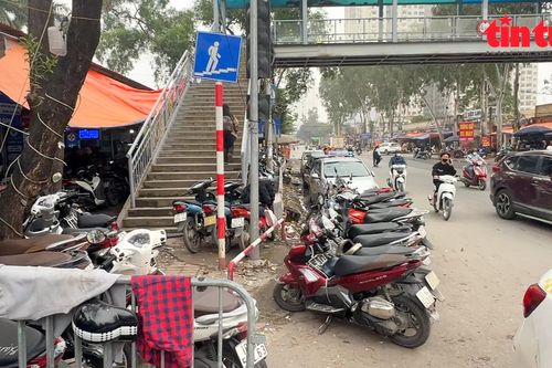 Nhếch nhác cầu vượt đi bộ ở Hà Nội