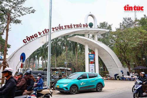 Công viên Tuổi trẻ Thủ đô vẫn nhếch nhác sau khi dỡ rào chắn