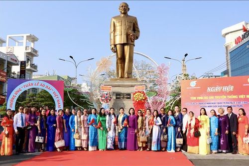 Ngày hội tôn vinh áo dài truyền thống Việt Nam