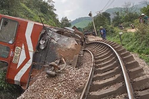Hà Tĩnh: Tàu hỏa tông ô tô, lật nghiêng khỏi đường ray