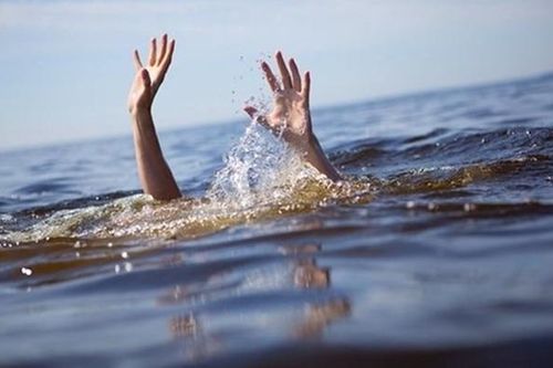 Nhảy xuống ao cứu em trai và 2 người bạn, cậu bé 12 tuổi tử vong