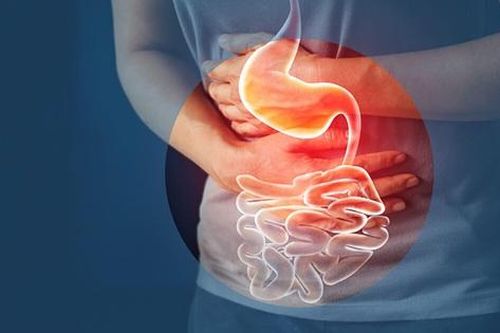 Ăn măng bị hóc, cụ ông bị vỡ dạ dày do người thân sơ cứu sai cách