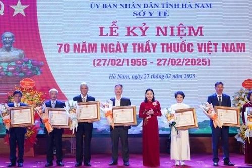 Hai nhà sáng lập Sao Thái Dương cùng lúc được vinh danh 'Thầy thuốc ưu tú'