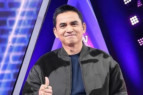 Kiatisuk gây sốt khi làm ca sĩ