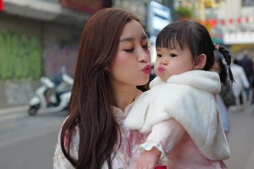 Đỗ Mỹ Linh nuôi con gái cực khéo