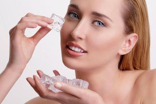 Rửa mặt bằng nước đá: Nên hay không?
