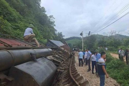 Cập nhật mới nhất vụ đường ray lệch, tàu hỏa Bắc Nam tê liệt sau va chạm xe tải
