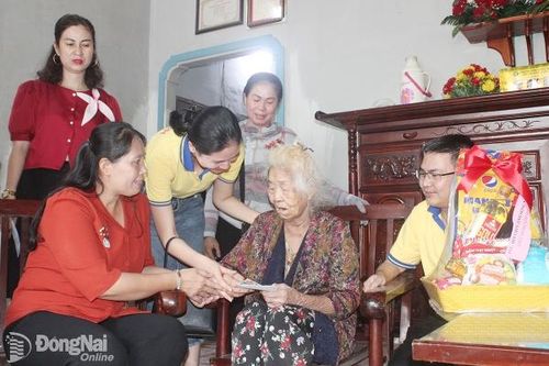 Phụ nữ tham gia đảm bảo an sinh xã hội
