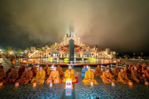 Vesak 2025: Lễ thắp nến cầu nguyện hòa bình sẽ tổ chức vào ngày 8/5/2025 tại núi Bà Đen