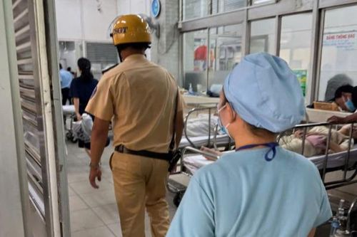 CSGT dẫn đường đưa xe chở bệnh nhân nguy kịch vào đi cấp cứu