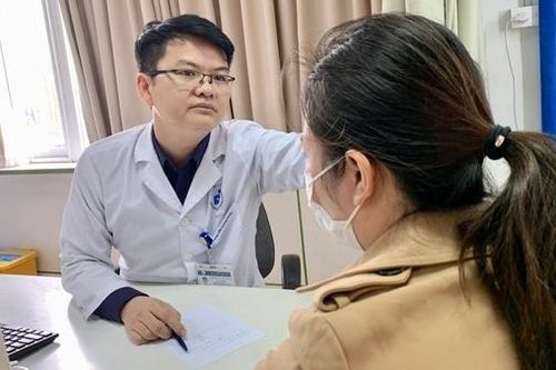 Cảnh báo tổn thương não, nhiễm khuẩn huyết do tự nặn mụn trứng cá
