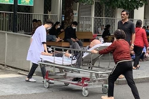 Cụ ông vỡ dạ dày do người nhà sơ cứu hóc dị vật sai cách