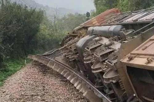 Tàu hàng lật nghiêng khỏi đường ray do đâm phải ô tô
