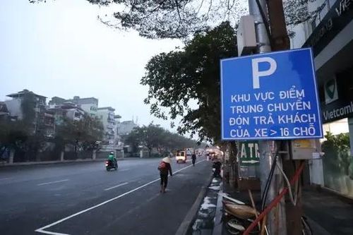 Ngày đầu cấm xe trên 16 chỗ vào phố cổ theo khung giờ