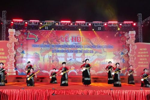 Chương trình văn nghệ tại Lễ hội tranh đầu pháo Quảng Uyên
