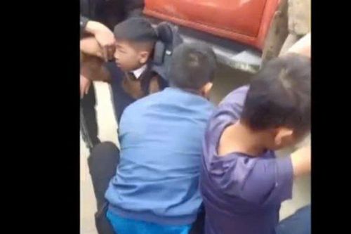 Clip: Hồi hộp xem cảnh giải cứu bé trai bị kẹt dưới gầm xe bán tải