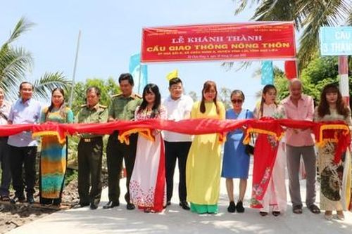 Khánh thành cầu nông thôn và trao 100 phần quà tặng người dân khó khăn