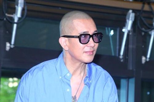 Sao Hàn 1/3: DJ Koo đau buồn đến tuyệt thực, Lisa ám ảnh fan cuồng rình mò ở nhà