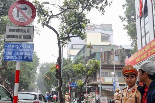 Ngày đầu hạn chế xe trên 16 chỗ vào khu vực phố cổ quận Hoàn Kiếm