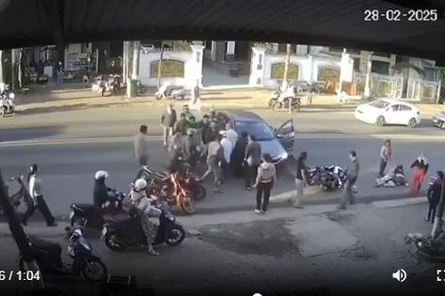 Hơn chục người xúm lại nhấc bổng ô tô, cứu nạn nhân dưới gầm xe