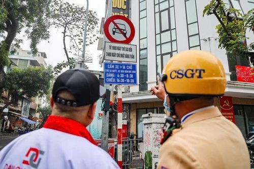 Phân luồng giao thông ngày đầu hạn chế xe trên 16 chỗ vào phố cổ Hà Nội