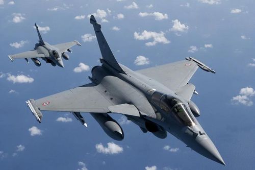 Quân đội Pháp tăng cường sức mạnh với hàng chục tiêm kích Rafale và 3 khinh hạm tàng hình