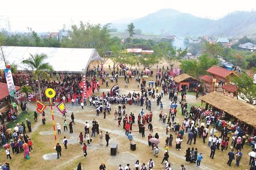 Rộn ràng Hội làng Bằng Cả