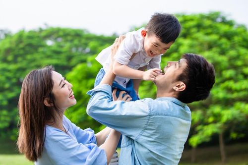 Những bậc cha mẹ biến con thành 'bông hoa trong nhà kính'