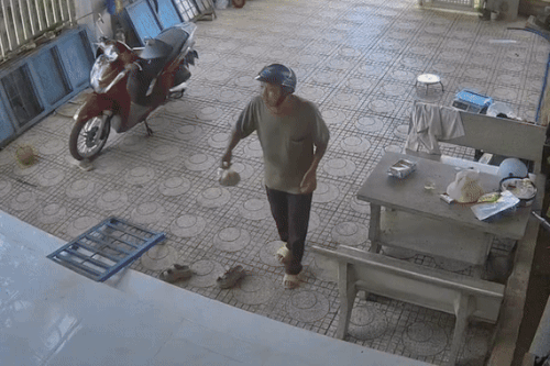Clip cụ ông nhặt ve chai đem trái cây tặng chủ nhà