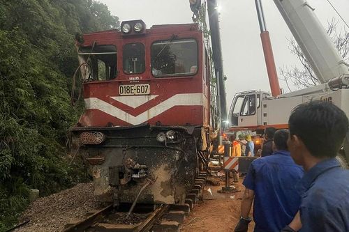 Hà Tĩnh: gấp rút cẩu tàu hàng bị lật lên đường ray