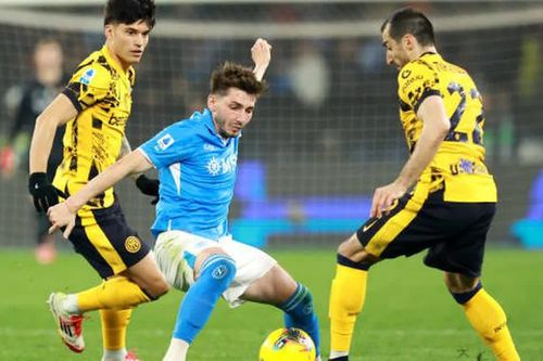 Siêu dự bị tỏa sáng, Napoli thoát thua trong 'đại chiến' ở Serie A