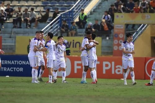 Hà Nội FC lên nhì bảng sau trận thắng ngược ở vòng 15 V-League