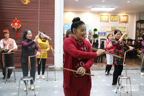 Nữ nghệ nhân miệt mài giữ 'hồn' trống hội dân gian