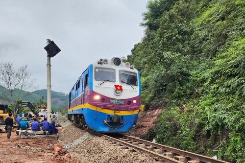 Thông tuyến đường sắt Bắc - Nam sau tai nạn lật tàu tại Hà Tĩnh