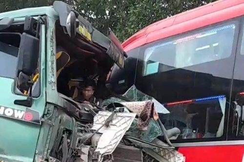 Hàng chục hành khách hoảng loạn sau khi xe khách va chạm xe tải