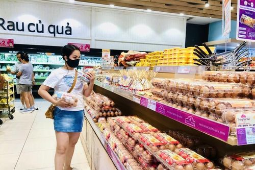 Trứng gà bán đổ đống, giá rẻ kỷ lục