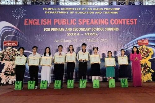 An Giang trao thưởng Hội thi hùng biện tiếng Anh dành cho học sinh phổ thông