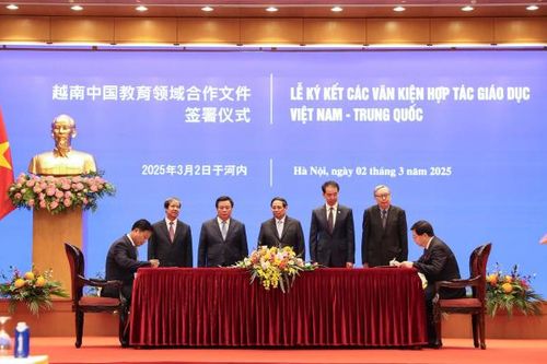 Thỏa thuận hợp tác đào tạo nhân lực AI giữa Đại học Quốc gia Hà Nội và Đại học Thanh Hoa
