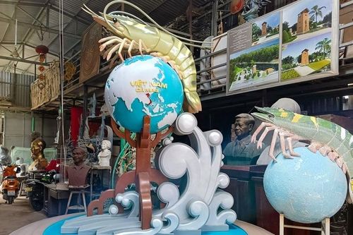Cà Mau thông qua mẫu phác thảo biểu tượng con tôm tại Quảng trường Phan Ngọc Hiển