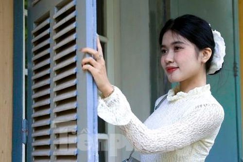 Tay máy gen Z đua nhau check in ngôi nhà trăm tuổi giữa lòng Đà Nẵng