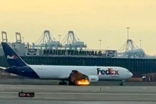 Động cơ máy bay FedEx bốc cháy dữ dội