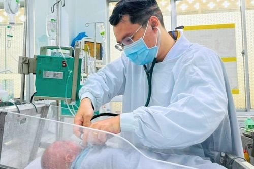 Bé gái 8 ngày tuổi hôn mê, co giật sau khi bú sữa mẹ