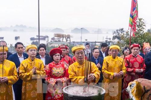 Khai hội đền Cửa Ông