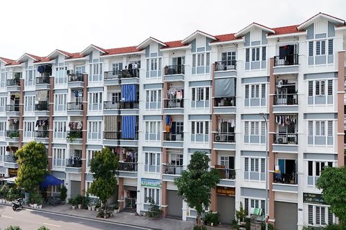 Mua nhà giá rẻ Hà Nội chỉ từ 7,6 triệu/m2; hàng trăm người đội mưa đi đòi nhà