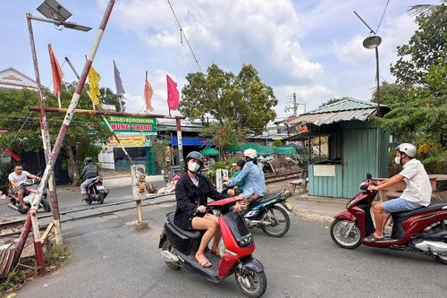 Gác chắn không có người đóng khi tàu hỏa chạy qua ở Đồng Nai