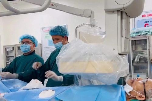 Cụ ông 70 tuổi hát 10 bài khi đang phẫu thuật điều trị ung thư