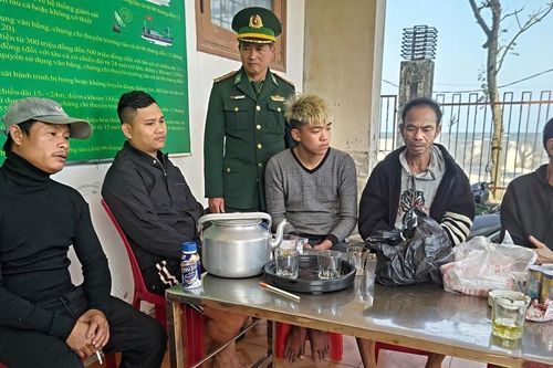 Tàu cá chở 6 thuyền viên chìm giữa biển