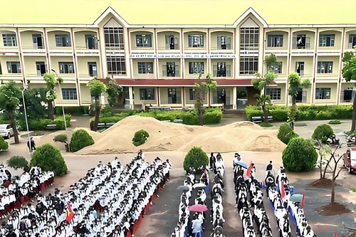 Một trường THPT phải giải trình việc thuê thầy về cúng bái giữa sân