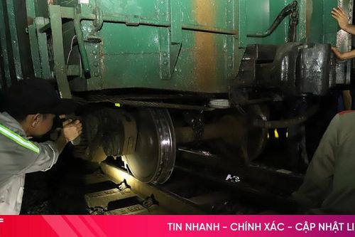 Xuyên đêm cứu hộ tàu hàng bị lật khiến đường sắt tê liệt ở Hà Tĩnh