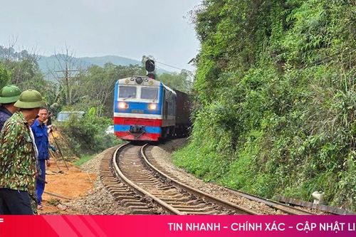 Thông tuyến đường sắt Bắc - Nam qua Hà Tĩnh sau sự cố lật tàu hàng